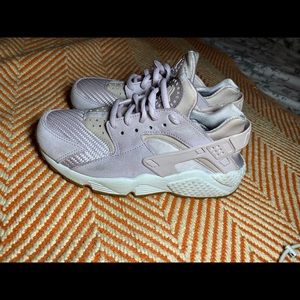Nike huarache women’s Easter. Size 6